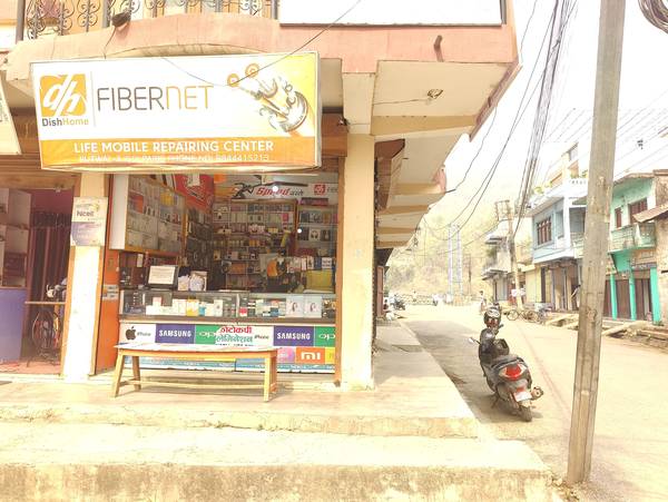 मोबाइल पसल बिक्रीमा रहेको छ